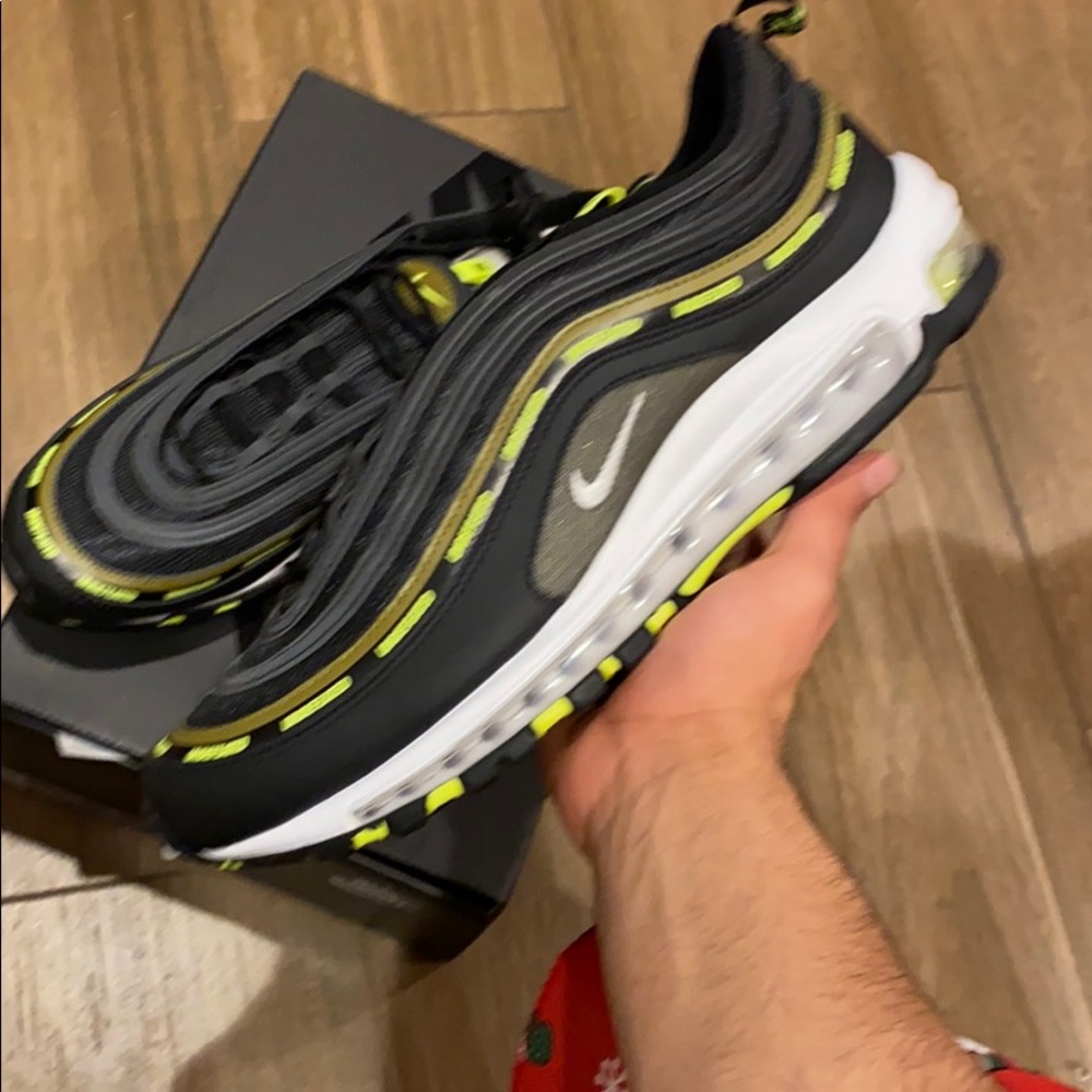 Nike air max 97 undefeated volt size 10.5 Ds